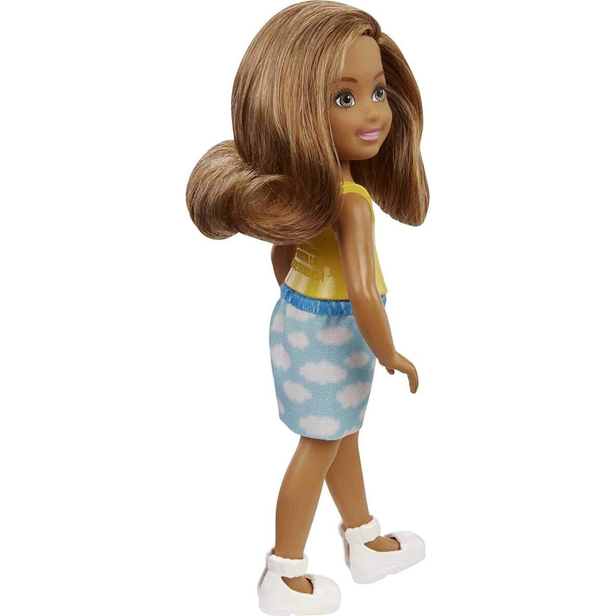 Barbie Chelsea – Puppe, 15 cm, Braun mit Rock mit Wolken und weißen Schuhen