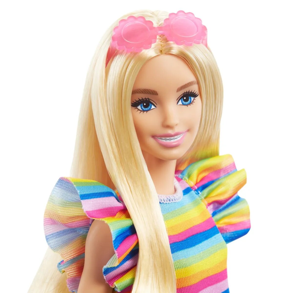 Barbie-Puppe mit Zahnspange und Regenbogenkleid