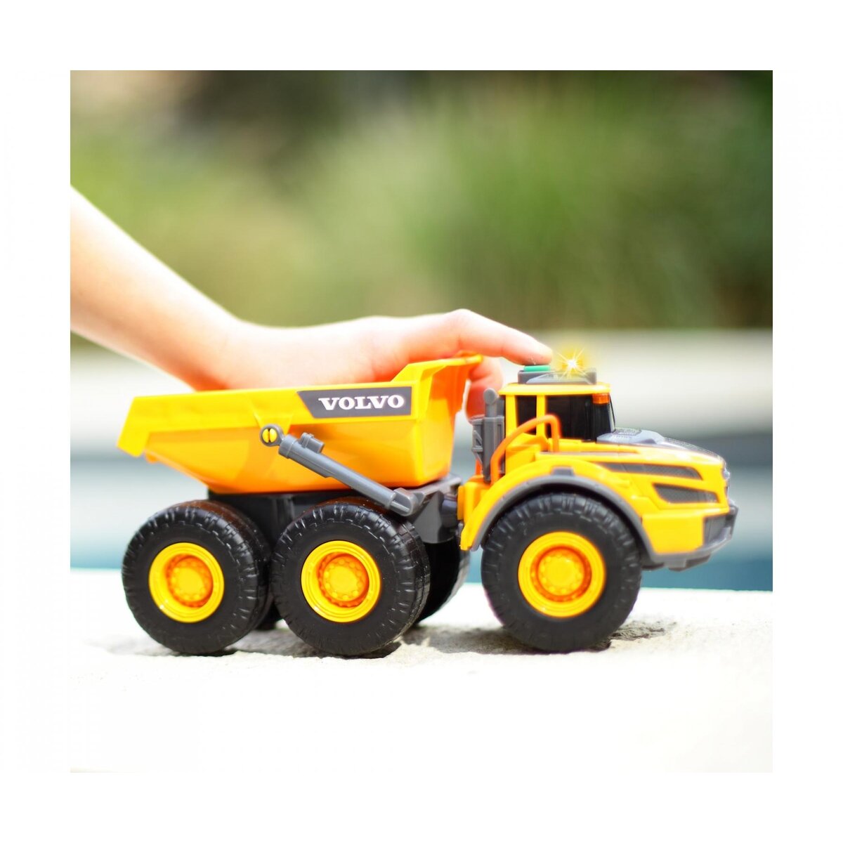 dickie-toys-volvo-articulated-hauler-729D1D1F5.jpg