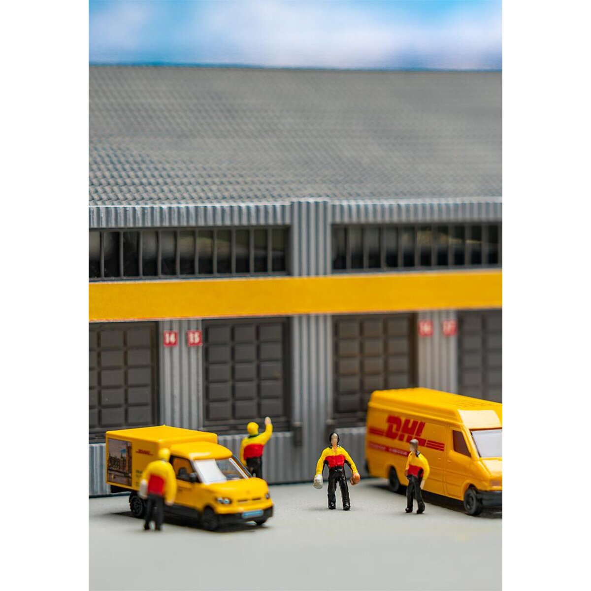 faller-155602---paketdienstleister-D4DC16CE2.jpg