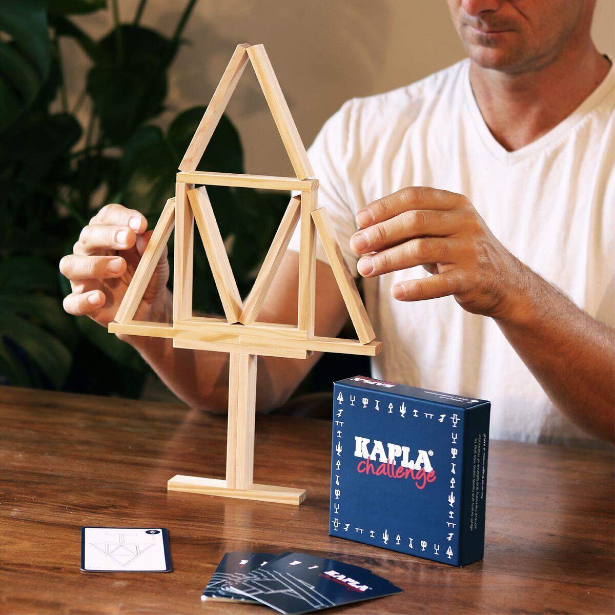 KAPLA® Holzplättchen Challenge 16-Teilig mit 12 Spielkarten, französische Ausgabe