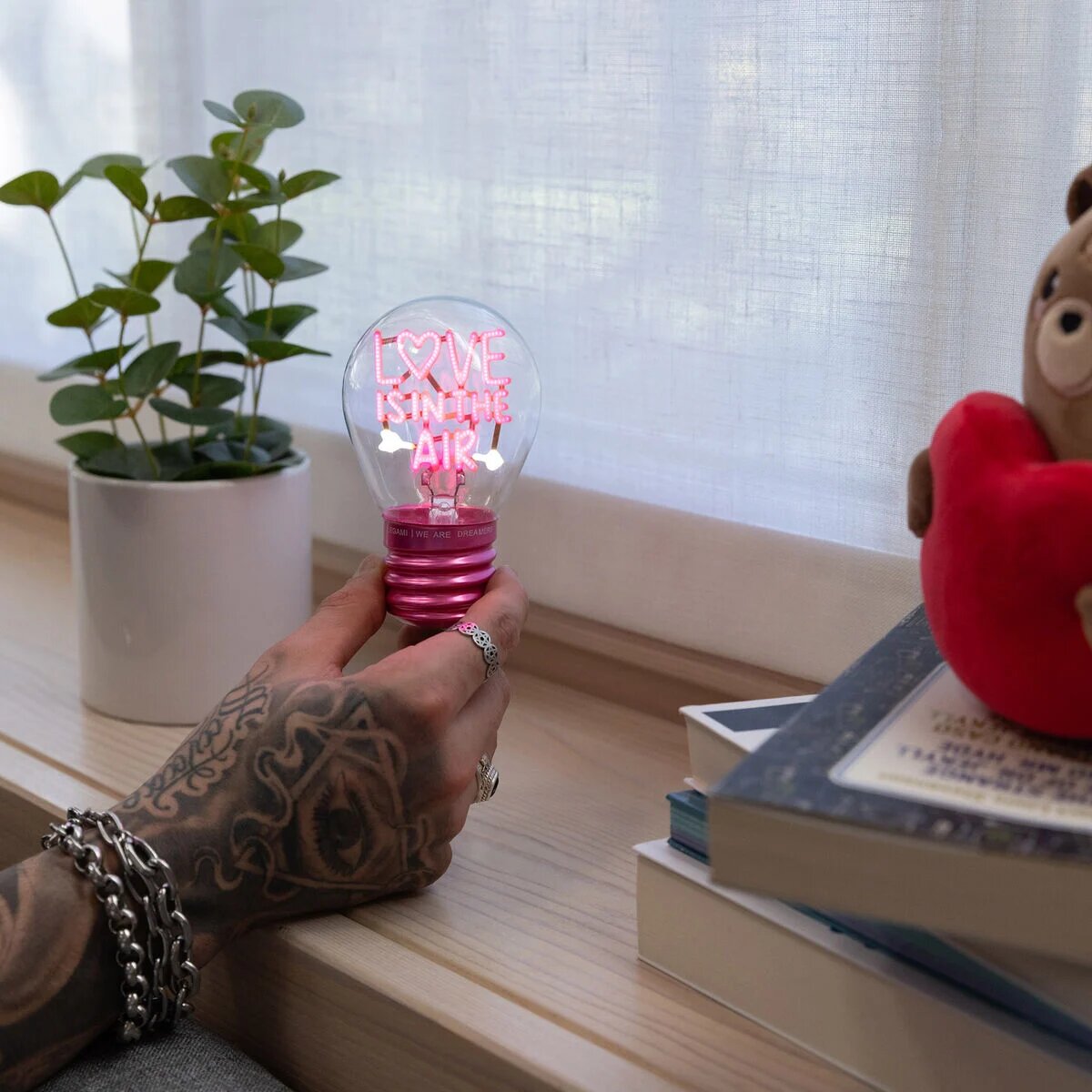 legami-deko-tischlampe-love-is-4A2DC48E7.jpg