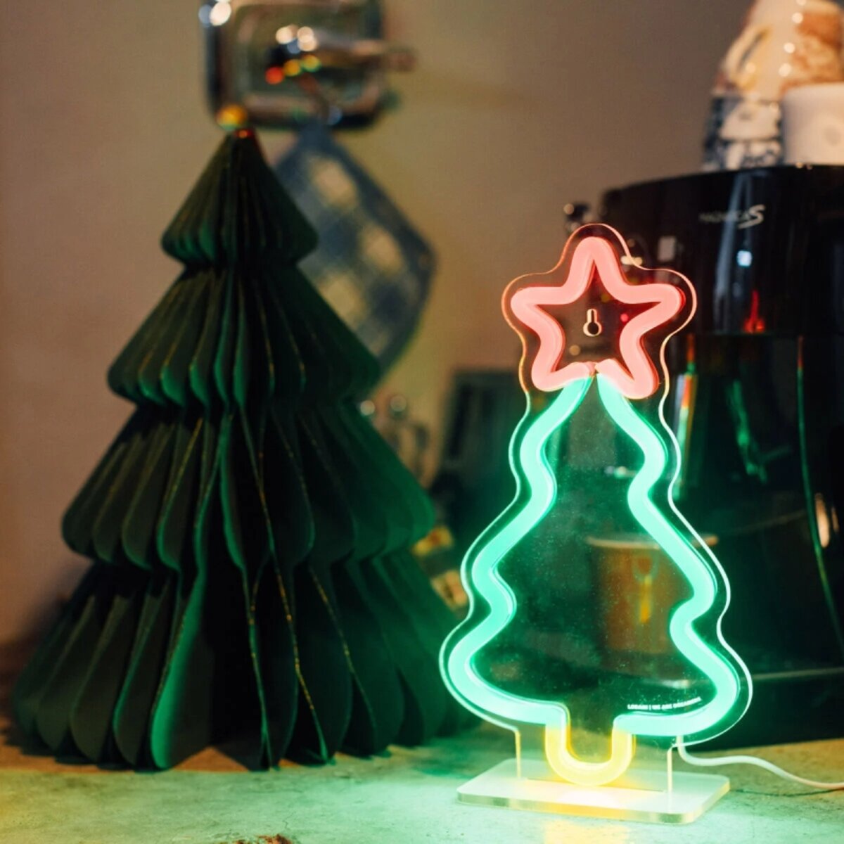 legami-neon-effekt-tannenbaum-leuchtschild-00E2DD784.jpg