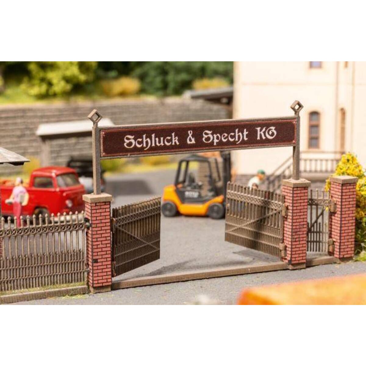 noch-tor-mit-gemauerten-saeulen-675DE9B11.jpg